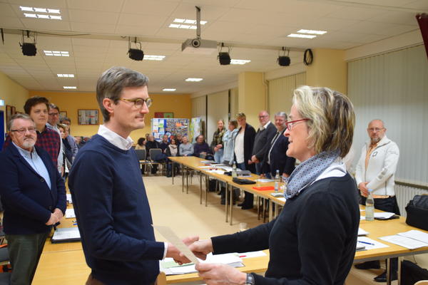 Per Handschlag verpflichtete Bürgermeisterin Hilla Mersmann den SPD-Nachrücker Jens Thomsen. 