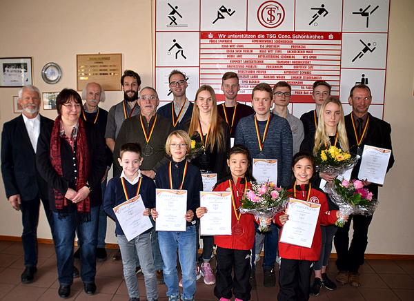 Bild vergr&ouml;&szlig;ern: Schönkirchens Sportler des Jahres auf einen Blick. Die Medaillen und Urkunden der Gemeinde überreichten Bürgervorsteher Ernst-Peter Schütt und Andrea Hoppe-Kossak  (links im Bild) vom zuständigen Fachausschuss.