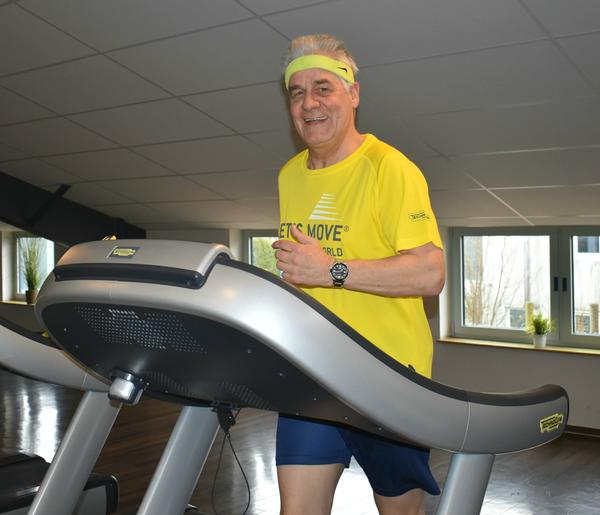 Bild vergr&ouml;&szlig;ern: "Eine tolle Aktion": Schönkirchens Bürgermeister Gerd Radisch, hier auf dem Laufband, freut sich über die "Let's  move" -Aktion des Mare, die dem Gemeindekindergarten Kleine Wunder zu Gute kommt.