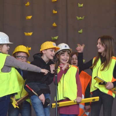 Bild vergr&ouml;&szlig;ern: Schüler/innen der Klasse 3 c führten den Bauarbeiter-Rap auf.