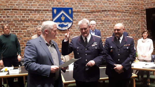 Bild vergr&ouml;&szlig;ern: Bürgermeister Tade Peetz bei der Vereidigung von Jens Willrodt (Gemeindewehrführer) und Roland Löptien (stellv. Ortswehrführer Neuheikendorf).