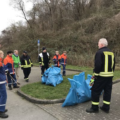 Bild vergr&ouml;&szlig;ern: Einsatz der Frühjahrsputz-Teilnehmer am Strand von Mönkeberg.