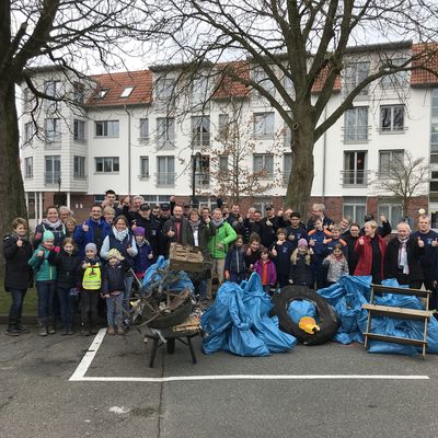 Bild vergr&ouml;&szlig;ern: Ganz schön viel Müll: Die Teilnehmer der Aktion Saubere Gemeinde stellten sich nach ihrem Einsatz zum Erinnerungsfoto auf.