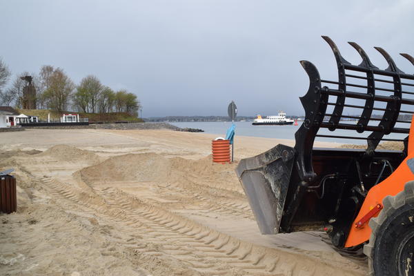1600 Tonnen neuer Sandstrand werden in den Sand des Heikendorfer Hauptstrands eingearbeitet.