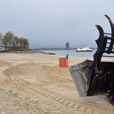 Bild vergr&ouml;&szlig;ern: 1600 Tonnen neuer Sandstrand werden in den Sand des Heikendorfer Hauptstrands eingearbeitet.
