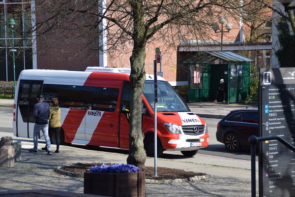 Der Ortsbus Schrevenborn, hier an der Haltestelle Heikendorfer Rathaus, fährt seit Dezember 2018 im 40-Minuten-Takt die amtsangehörigen Gemeinden Heikendorf, Schönkirchen und Mönkeberg an. 