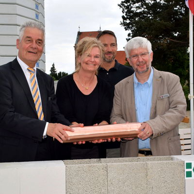 Bild vergr&ouml;&szlig;ern: Bürgermeister Gerd Radisch, Architektin Annekatrin Grohmann, Projektbegleiter Mirco Schablack/Amtsverwaltung, stellvertretender Kreispräsident Norbert Maroses.