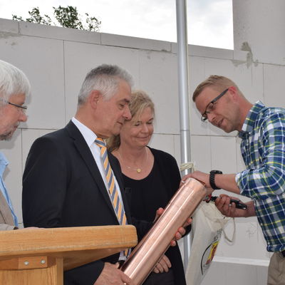 Bild vergr&ouml;&szlig;ern: Norbert Maroses (von links), Gerd Radisch, Annekatrin Grohmann und Dachdeckermeister Morten Will vom Dachdeckereifachbetrieb Nissen und Christiansen.