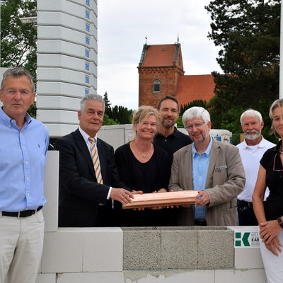 Bild vergr&ouml;&szlig;ern: Flankiert von Amtsvorsteher Hans-Herbert Pohl (links) und Mönkebergs Bürgermeisterin Hilla Mersmann freuen sich hier bei der Grundsteinlegung (v.l.) Gerd Radisch, Annekatrin Grohmann, Mirco Schablack, Norbert Maroses und Bürgervorsteher Ernst-Peter Schütt