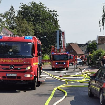 Bild vergr&ouml;&szlig;ern: Während der Löscharbeiten musste die Schönkirchener Dorfstraße voll gesperrt werden.