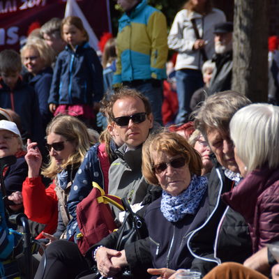 Bild vergr&ouml;&szlig;ern: Maibaumfest-Besucher Heikendorf