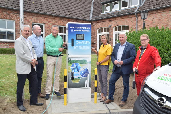 Bild vergr&ouml;&szlig;ern: E-Ladesäule Mönkeberg: Darüber freuen sich v.l. Bgm. Gerd Radisch (Schönkirchen), Amtsdirektor Ulrich Hehenkamp, Amtsvorsteher Hans-Herbert Pohl, Bgm. Hilla Mersmann (Mönkeberg), Bgm. Tade Peetz (Heikendorf) und Jan-Christian Obernauer.
