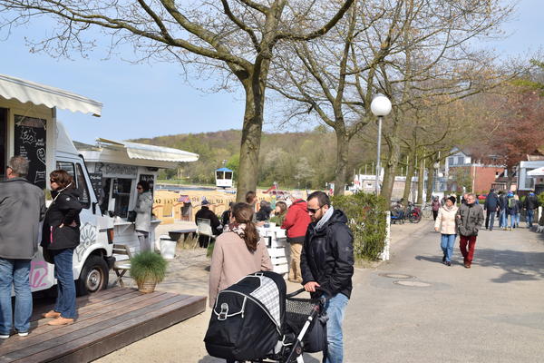 Bild vergr&ouml;&szlig;ern: Eiswagen und "Sommerhaus":Die Uferweg-Promenade in Heikendorf hat einen zusätzlichen Anlaufpunkt