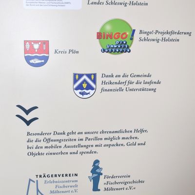 Bild vergr&ouml;&szlig;ern: Die Fördermittelgeber und  Unterstützer des kleinen Museums zur Fischereigeschichte
