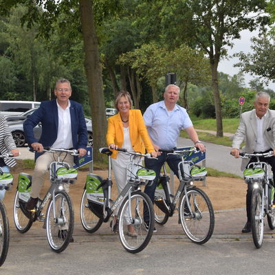 Bild vergr&ouml;&szlig;ern: Die Sprottenflotte ist auf dem Kieler Ostufer angekommen. Darüber freuen sich hier an der Fahrradstation Mönkeberg v.l. Janet Sönnichsen, Hans-Herbert Pohl, Hilla Mersmann, Tade Peetz und Gerd Radisch.