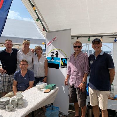 Bild vergr&ouml;&szlig;ern: Kaffee- und Kuchenverkauf der Fairtrade Steuerungsgruppe Mönkeberg beim Hafenfest der WVM.