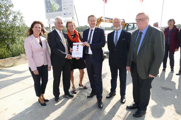 Bild vergr&ouml;&szlig;ern: Ein 5-Millionen-Förderbescheid für Schönkirchen: Mit Ministerpräsident Daniel Günther freuen sich hier v.l. Landrätin Stephanie Ladwig, die Bgm. Gerd Radisch und Hilla Mersmann, Bürgervorsteher Ernst-Peter Schütt und MdL Werner Kalinka.