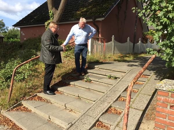Bürgermeister Tade Peetz und MdL Werner Kalinka bei der besichtigung der derzeitigen Treppenanlage an der BH-Stelle Stückenberg.