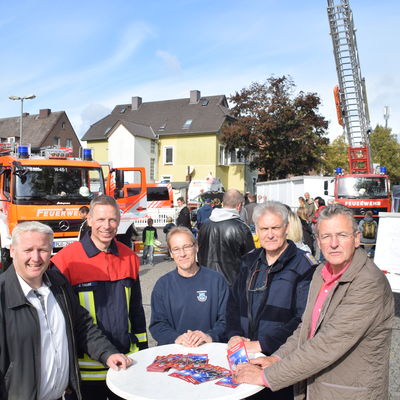 Bild vergr&ouml;&szlig;ern: Die drei Wehrführer Olaf Taube (Zweiter v.l./Altheikendorf), Oliver Greve (Neuheikendorf) und Jens Willrodt (Gemeindewehr) hier zusammen mit Bürgermeister Tade Peetz (links) und Amtsvorsteher Hans-Herbert Pohl (rechts). wehr)