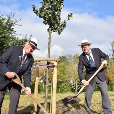 Bild vergr&ouml;&szlig;ern: Baum der Altheikendorfer Gilde: Heino Witt und Frank Koiteklies.