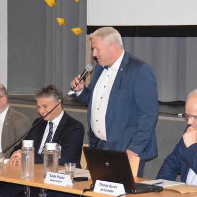 Bild vergr&ouml;&szlig;ern: Bergrüßung Bürgermeister Tade Peetz (v.l.) Amtsdirektor Ulrich Hehenkamp, Fachanwalt Prof. Dr. Marus Arndt, Büroleiter und Protokollführer Thimas Kussin.