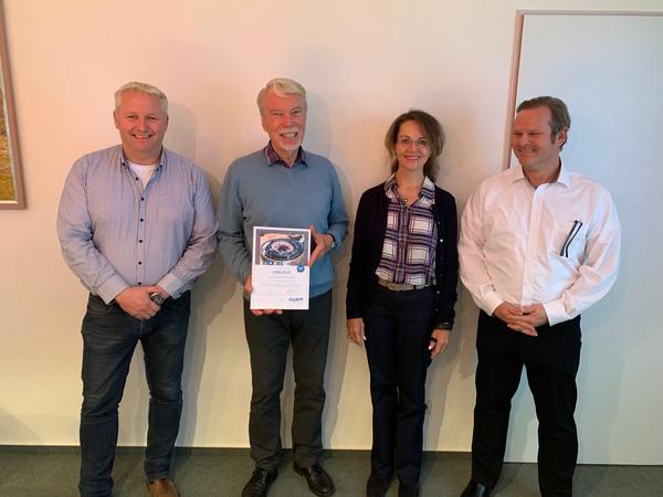 Bild vergr&ouml;&szlig;ern: Die neue Aufsichtsratsvorsitzende der Gemeindewerke Heikendorf, Ina Schultheiß, hier zusammen mit (v.l) Bürgermeister Tade Peetz, ihrem Vorgänger Karl Scharpf und Geschäftsführer Tim Lüdemann.