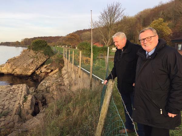 Bürgermeister Tade Peetz und MdL Werner Kalinka auf dem Campingplatz Möltenort, dessen Uferbefestigung erneuert werden muss. 
