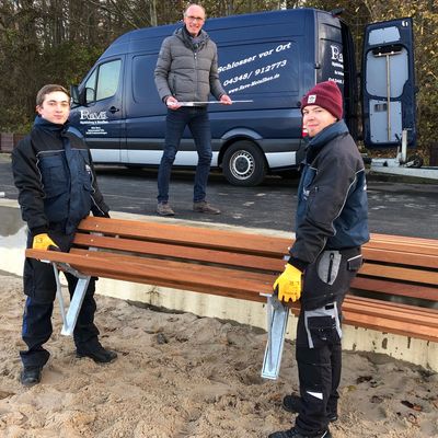 Bild vergr&ouml;&szlig;ern: Die Montage der Bänke erfolgte durch die Firma Rave Metallbau.