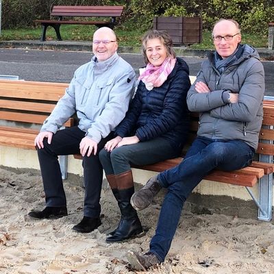 Bild vergr&ouml;&szlig;ern: Ein erstes Probesitzen am Mönkeberger Strand: Amtsdirektor Ulrich Hehenkamp (v.l.), Bürgermeisterin Hilla Mersmann und Planer Arne Levsen auf einer der neuen Sitzbänke.