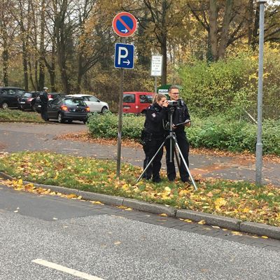 Bild vergr&ouml;&szlig;ern: Vorbereitung zur  polizeilichen Geschwindigkeitskontrolle im Neuheikendorfer Weg mit dem Laveg-Messgerät