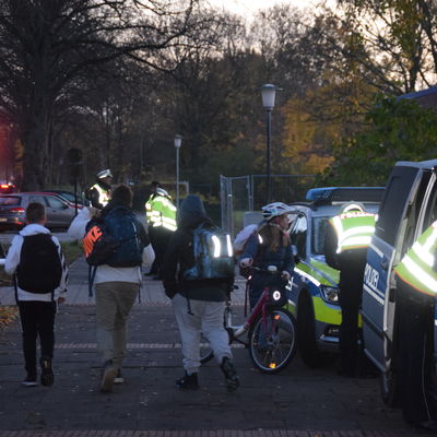 Bild vergr&ouml;&szlig;ern: Fahrradkontrolle vor der ersten Schulstunde an der Grund- und Gemeinschaftsschule im Neuheikendorfer Weg.