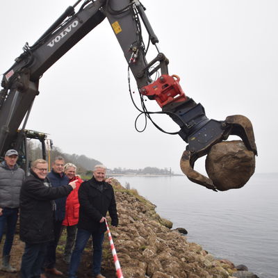 Bild vergr&ouml;&szlig;ern: Arne Levsen (Planer), Werner Kalinka (MdL), Kreistagsabgeordneter Hans-Herbert Pohl, Michael Diederichsen (Firma Stoltenberg) und Bürgermeister Tade Peetz bei einer Baustellenbesichtigung.