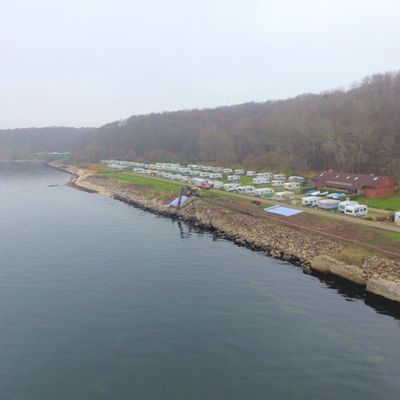 Bild vergr&ouml;&szlig;ern: Die neue befestigte Uferkante des Campingplatzes von der Wasserseite betrachtet.