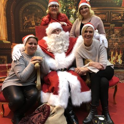 Bild vergr&ouml;&szlig;ern: Das Orga-Team des 1. Heikendorfer Weihnachtszaubers freut sich auf die Premiere: Sabine Lühr und Nadine Kohn-Peters (oben von links) sowie Bianca Bertram (unten v.l.), Weihnachtsmann Claudius und Telse Dahmke.