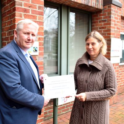 Bild vergr&ouml;&szlig;ern: Bürgermeister Tade Peetz und Museumsleiterin Dr. Sabine Behrens.