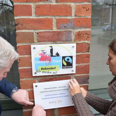 Bild vergr&ouml;&szlig;ern: euroArt: "Gemeinde Heikendorf - Mitglied der europäischen Vereinigung der Künstlerkolonien" steht auf dem Schild am Rathaus.