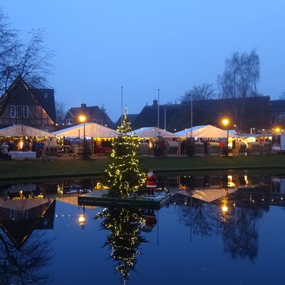 Bild vergr&ouml;&szlig;ern: Weihnachtsstimmung am Dorfteich in Schönkirchen.