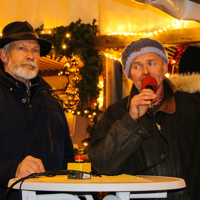 Bild vergr&ouml;&szlig;ern: Bürgervorsteher Ernst-Peter Schütt (links) und HGV-Vorsitzender Wolfgang Kobs in Schönkirchen bem Anleuchten .