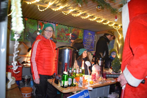 Festlich geschmückte Buden auf dem Mönkeberger Weihnachtsmarkt