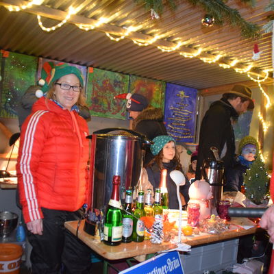 Bild vergr&ouml;&szlig;ern: Festlich geschmückte Buden auf dem Mönkeberger Weihnachtsmarkt