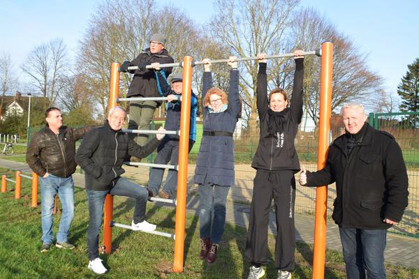 Bild vergr&ouml;&szlig;ern: An die Geräte: v.l. André Schneider, Gerhard Will, Karl Kempe, Klaus Sydow, Dr. Bettina Bonde, Kerstin Nickstadt und Tade Peetz.
