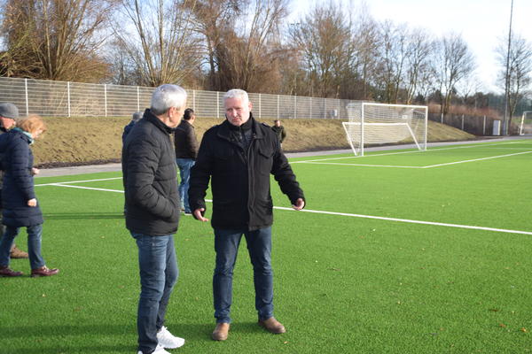 Bild vergr&ouml;&szlig;ern: Bürgermeister Tade Peetz und HSV-Vorsitzender Gerhard Will bei einer Platzbegehung des neuen Kunstrasenplatzes.