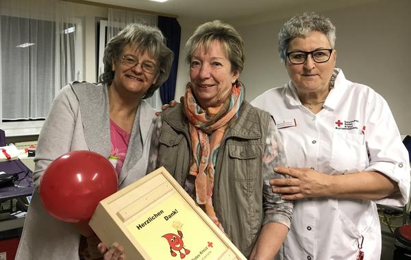 Christa Schnack (Mitte) wurde von Schönkirchens ASB-Vorsitzender Carmen Grams-Hinrichsen (links) und Irmtraut Voss vom DRK-Blutspendedienst für ihre 100. Blutspende geehrt. 