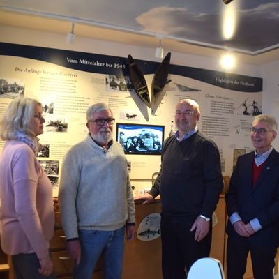 Bild vergr&ouml;&szlig;ern: Dr. Stefanie Janssen (v.l.), Bernd Wegener, Jochen Kewitz,  Dr. Claus Thies und Jürgen Lehmkuhl vom Träger-  und Förderverein freuen sich über die neugestalteten Ausstellungsräume im Infopavillon zur Fischerei am Möltenorter Hafen.