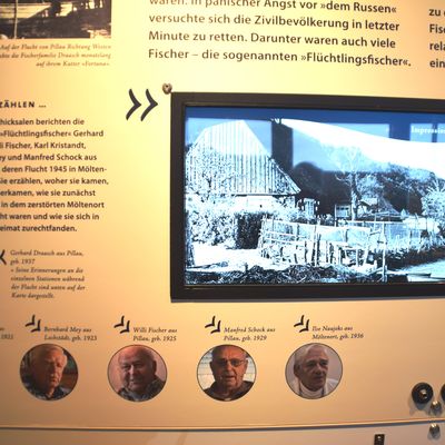 Bild vergr&ouml;&szlig;ern: Die moderne Präsentation bietet neben vielen Texten, Fotos und Exponaten u.a.  auch an einem kleinen Bildschirm (rechts Bild) Zeitzeugen-Interviews von Flüchtlingsfischern, die bereits 2009 aufgezeichnet wurden.