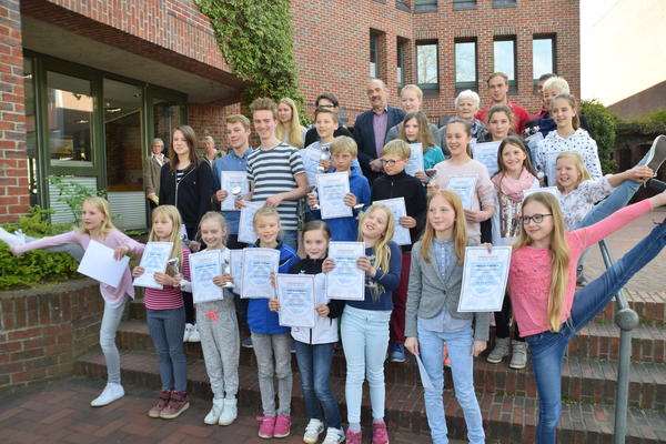 Bild vergr&ouml;&szlig;ern: Heikendorfer Sportlerehrung: Gruppenfoto vor dem Rathaus