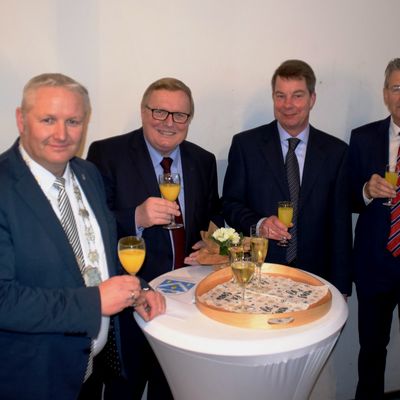 Bild vergr&ouml;&szlig;ern: Bürgermeister Tade Peetzt stößt mit Werner Kalinka, Thomas Hansen und Hans-Herbert Pohl auf das Jahr 2020 und eine weiterhin gute Zusammenarbeit von Land, Kreis und Amt an.