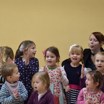 Bild vergr&ouml;&szlig;ern: Musikalische Begrüßung durch die Kinder des AWO-Kinderhauses.