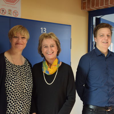 Bild vergr&ouml;&szlig;ern: Begrüßung der Mönkeberger Neujahrsgäste von Bürgermeisterin Hilla Mersmann und ihren Stellvertretern Claudia Zempel und Benedict Mende.
