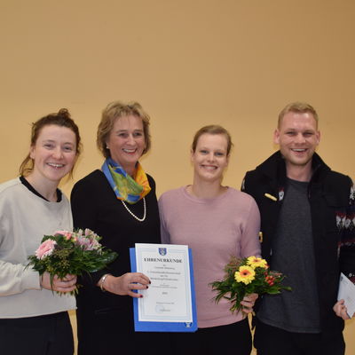 Sportmannschaft des Jahres: Die 1. Handball-Damen der SG Mnkeberg-Schnkirchen, hier zusammen mit Bgm. Mersmann v.l. Lisa Straube, Franziska Festersen und Trainer Fabian Lehmann vom Trainerteam.